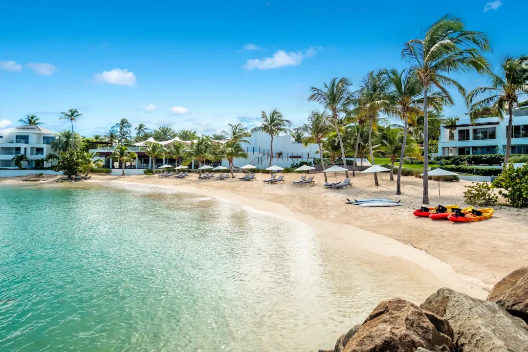 Hodges Bay Resort - Beach Lounge with Resort View