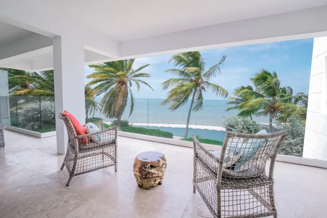 Hodges Bay Resort - Balcony Lounge