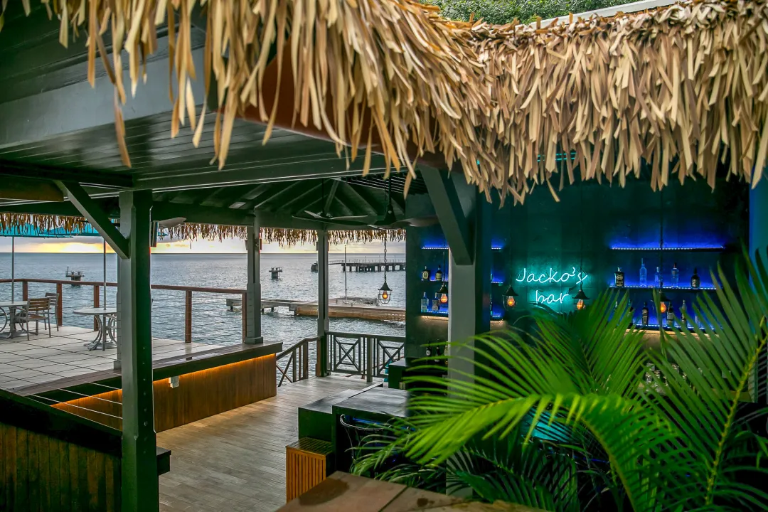 Fort Young Hotel and Dive Centre - Warner’s Bar
