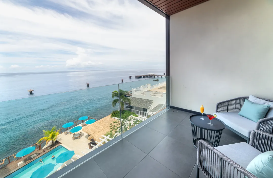 Fort Young Hotel and Dive Resort - Oceanfront Balcony