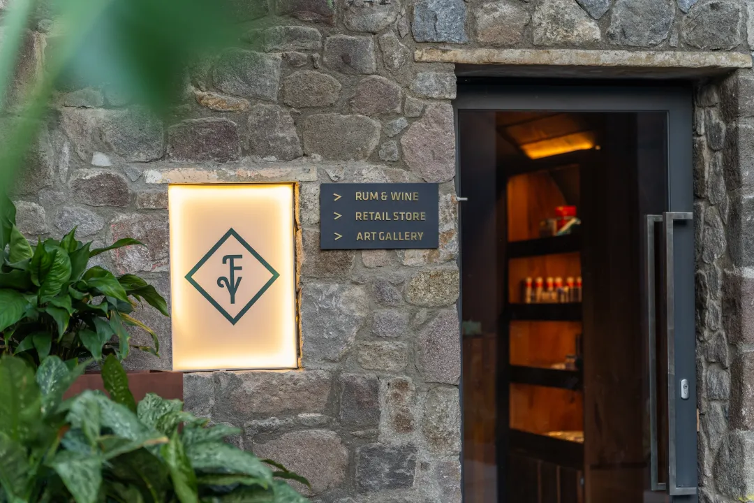 Fort Young Hotel and Dive Resort - - Block Directions