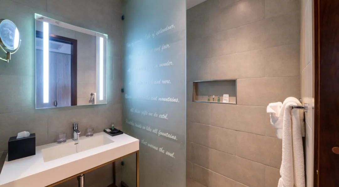 Fort Young Hotel and Dive Resort - Fort Mountain View Room - Bathroom