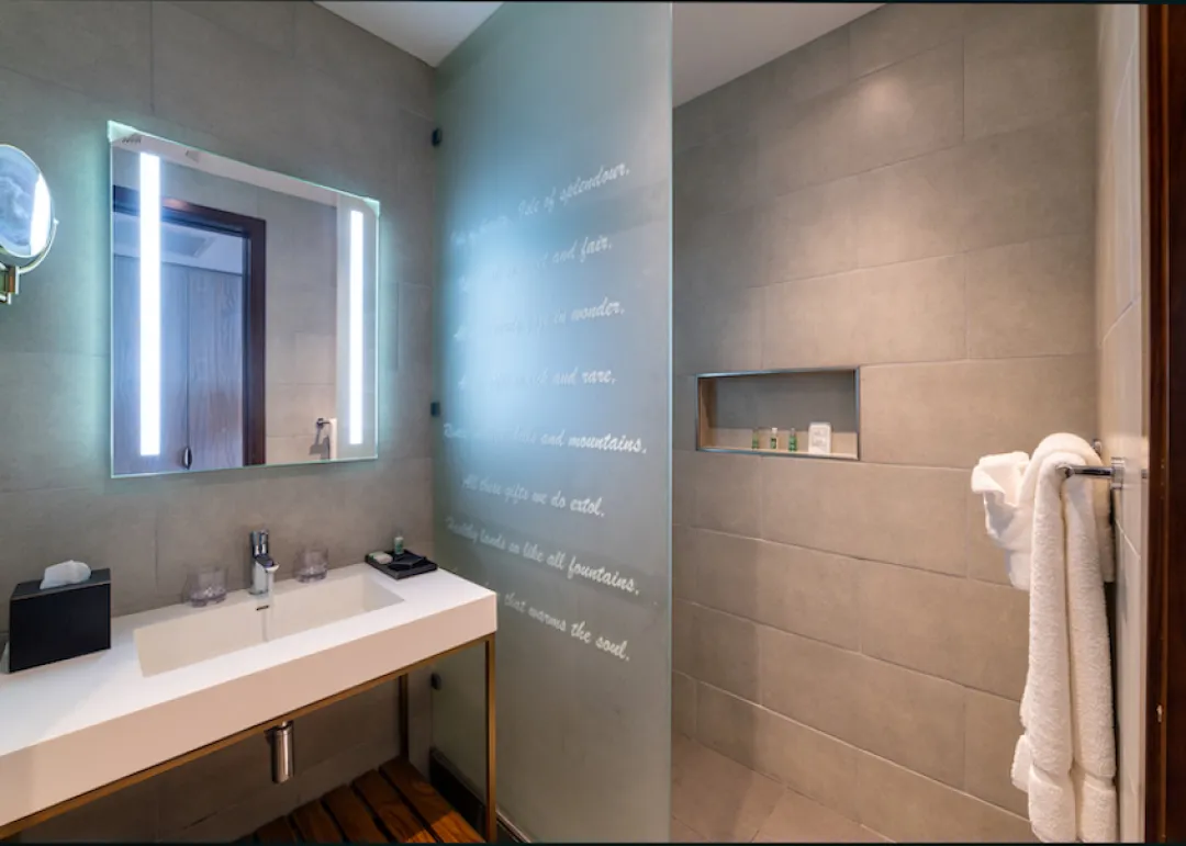 Fort Young Hotel and Dive Resort - Ocean View - Bathroom