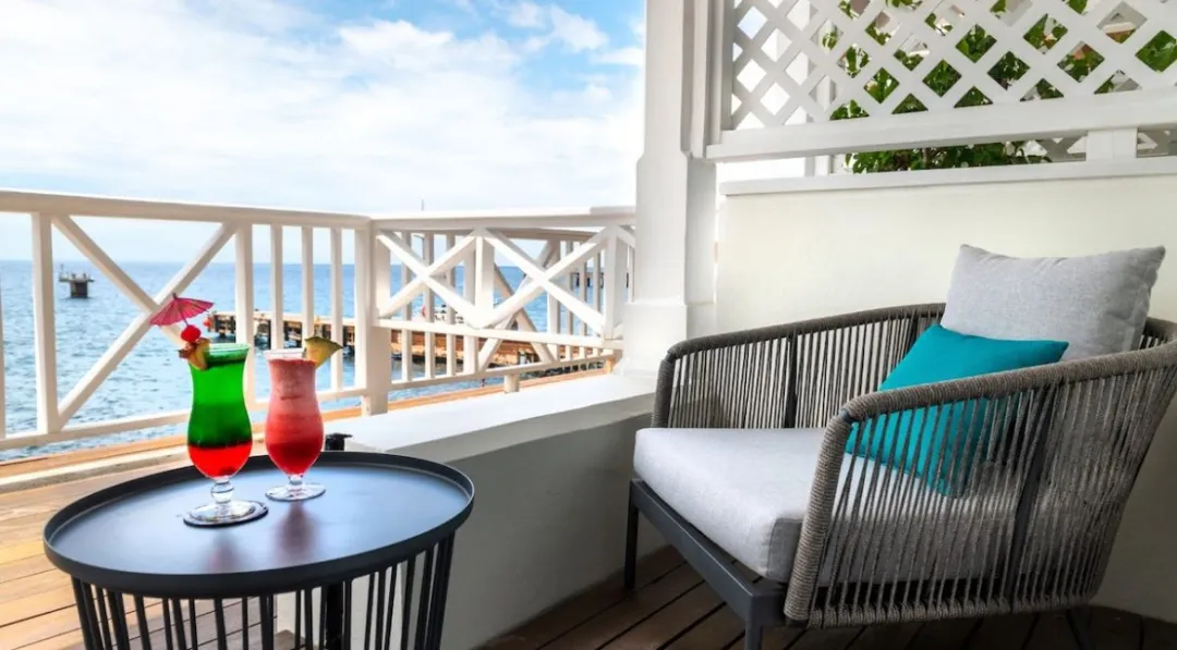 Fort Young Hotel and Dive Resort - Oceanfront Room - Balcony