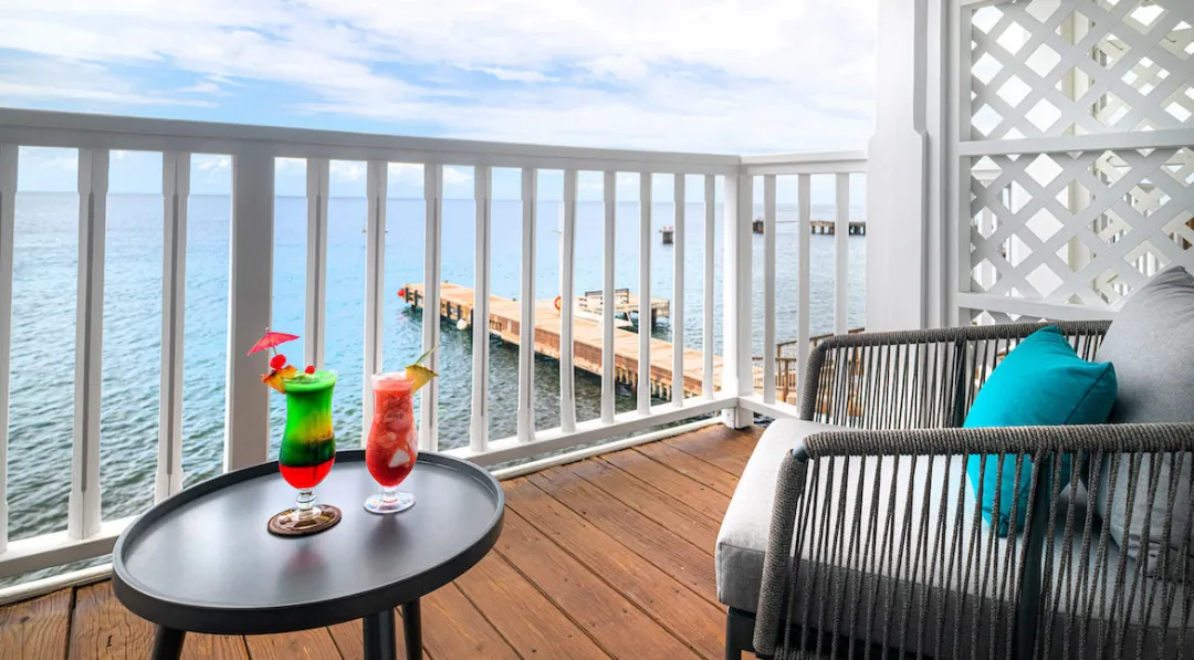 Fort Young Hotel and Dive Resort - Deluxe Oceanfront Room - Balcony