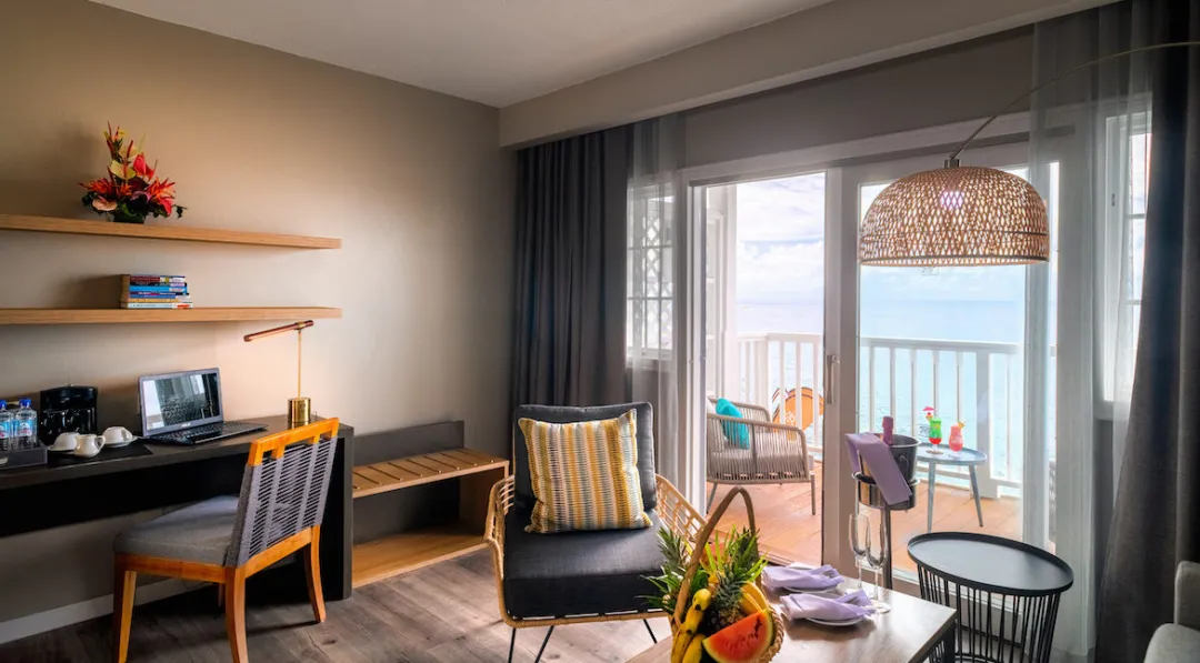 Fort Young Hotel and Dive Resort - Deluxe Oceanfront Room - Detail