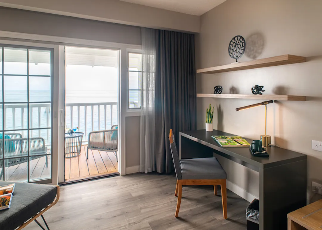 Fort Young Hotel and Dive Resort - Oceanfront Junior Suite - Workspace