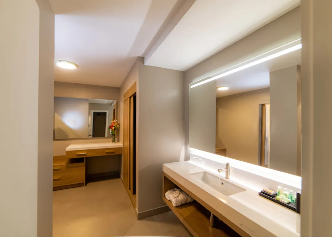 Fort Young Hotel and Dive Resort - Oceanfront Junior Suite - Sink