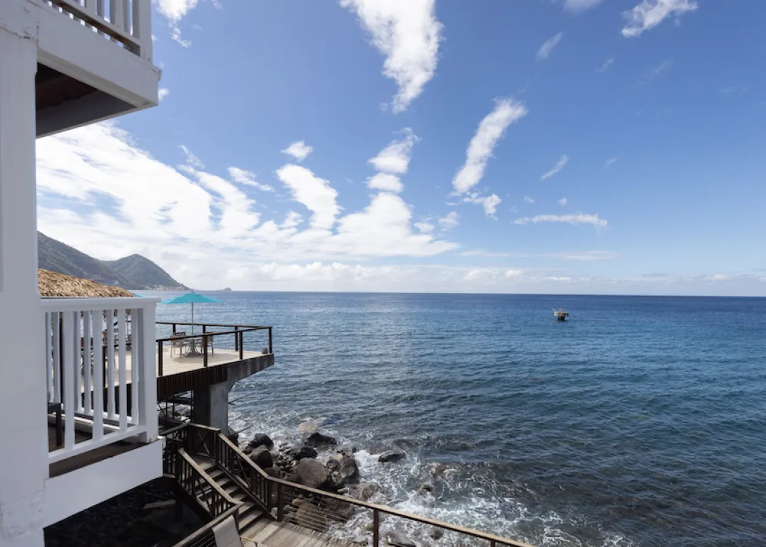 Fort Young Hotel and Dive Resort - Oceanfront suite - View from the balcony