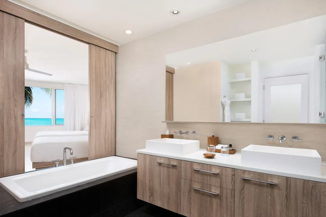 Oceanfront Grand Studio - Bathroom
