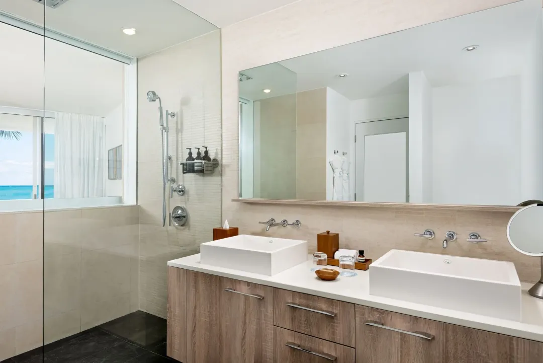 Oceanfront Studio - Bathroom