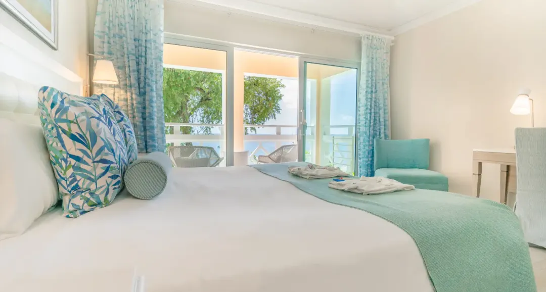 Luxury Oceanfront Room - Bedroom with Ocean Front