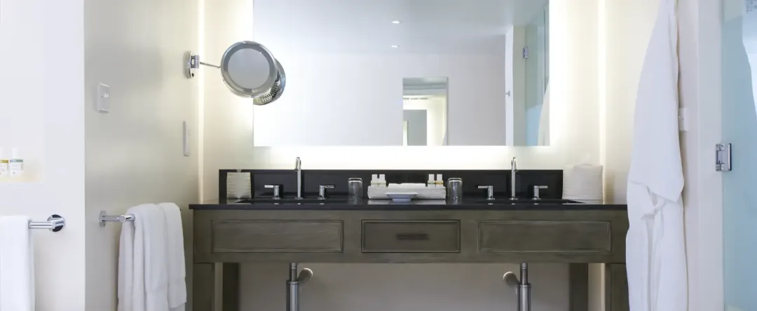 Luxury Grand Oceanfront Room - Bathroom