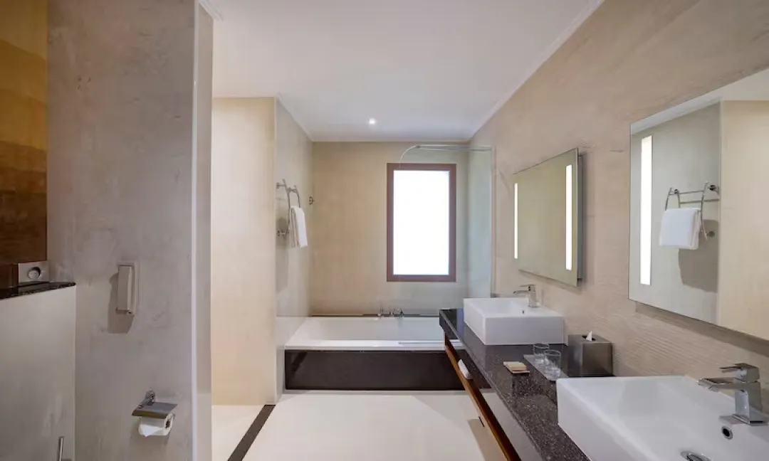 King Junior Suite with Balcony and Sea View - Bathroom