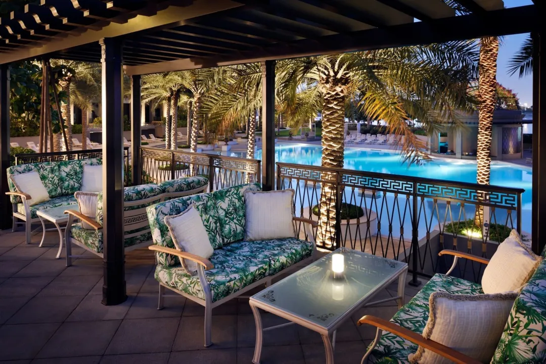 Palazzo Versace Dubai - Poolside Retaurant