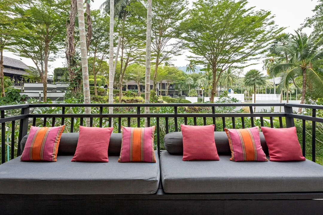 The Slate Phuket - One Bedeoom Pearl Shell suite - Balcony Seats