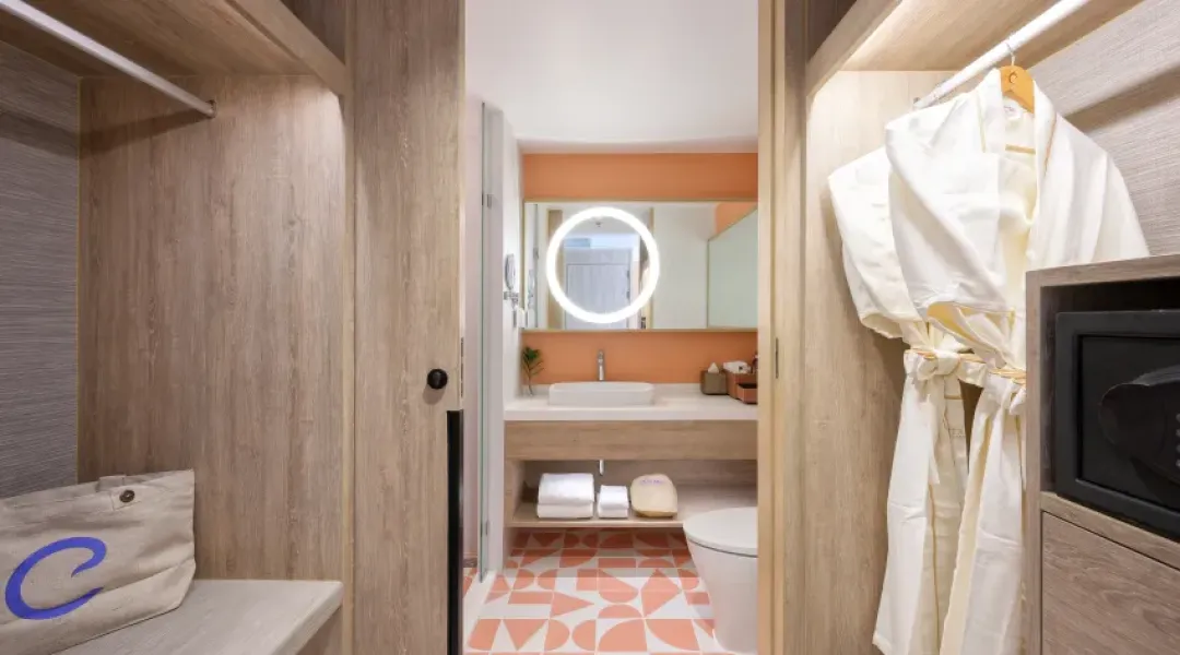 Centara Karon Beach Resort - Deluxe Pool View - Closet