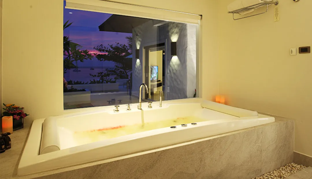 Grand Pool Suite - Bathroom View