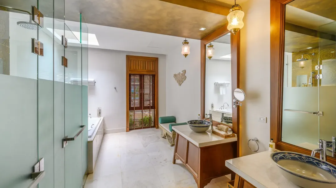 Villa Three Bedroom Private Pool -Shower Room