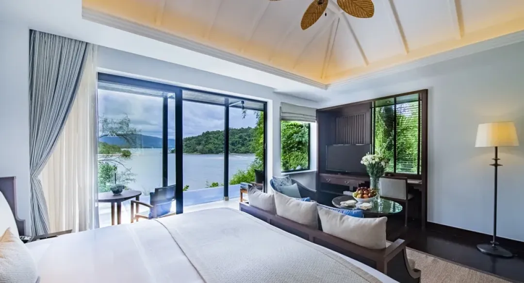 Grand Sea View Pool Suite - Bedroom with View