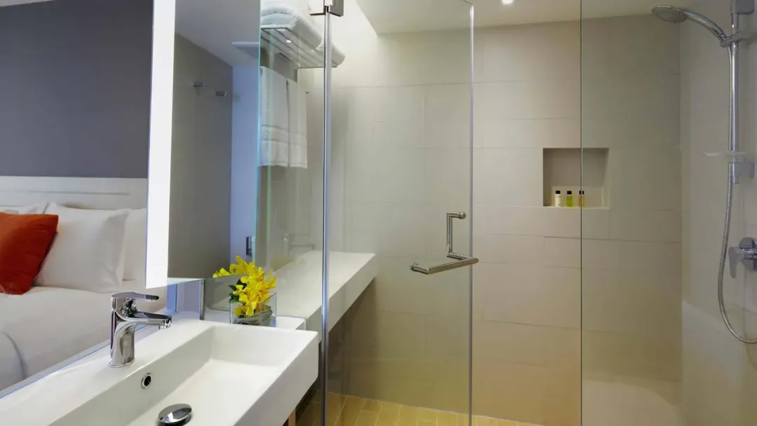 Superior Oceanfront Balcony - Bathroom