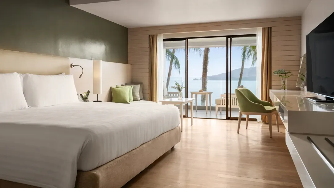 Deluxe Oceanfront Balcony - Bedroom