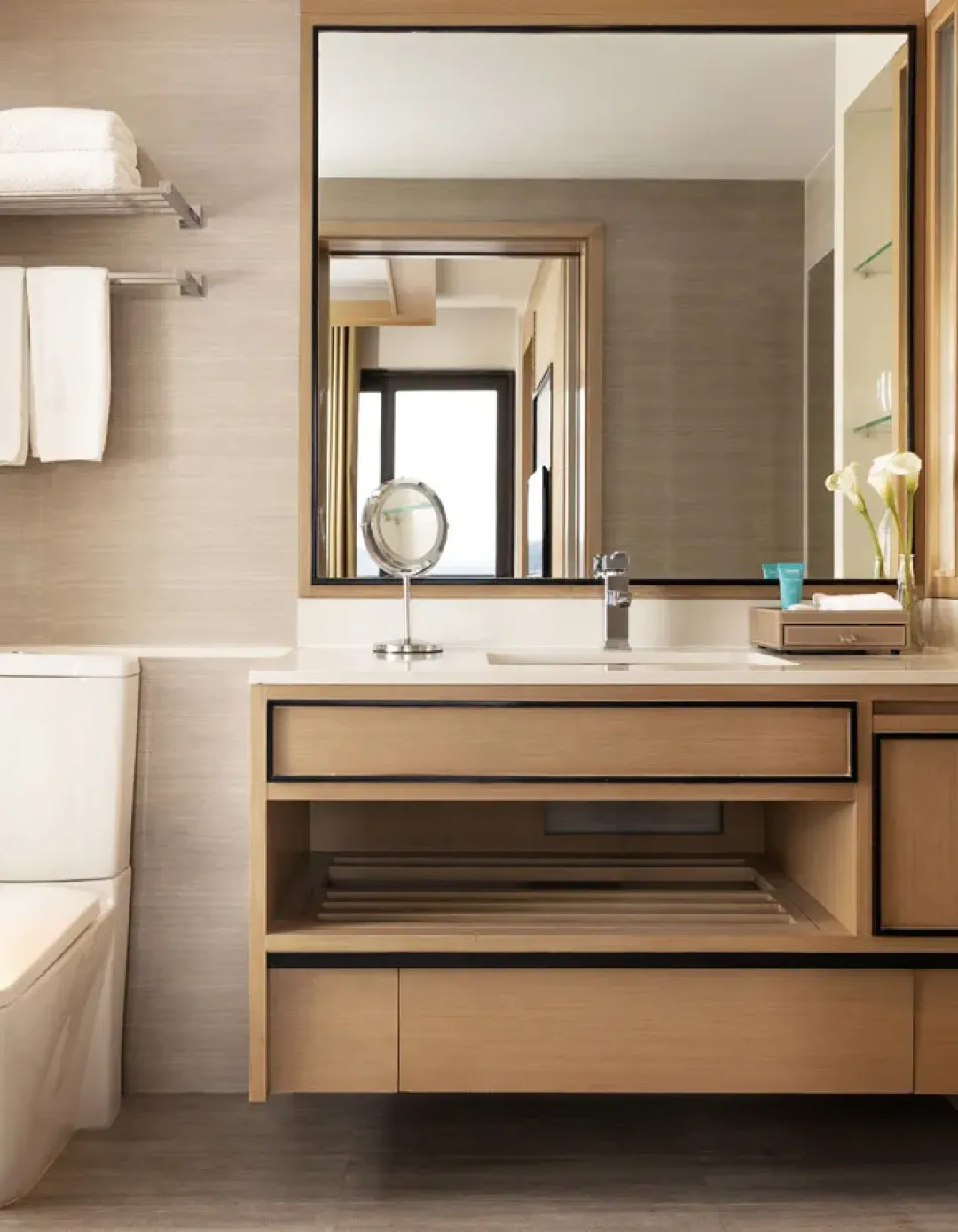 Deluxe Oceanfront Balcony - Bathroom