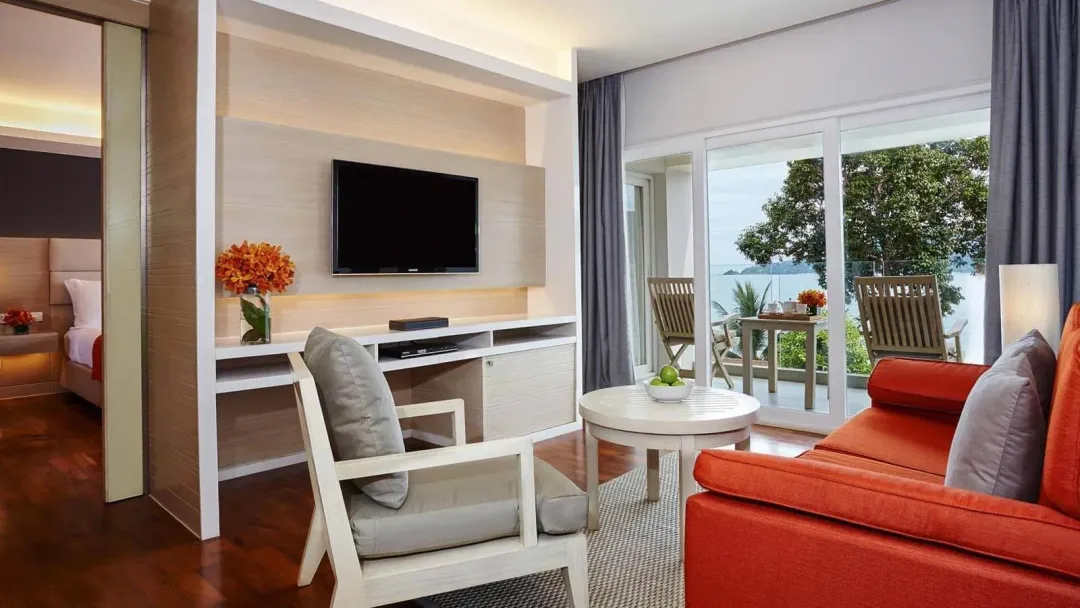 Corner Suite Ocean Front Balcony - Seating Aeria