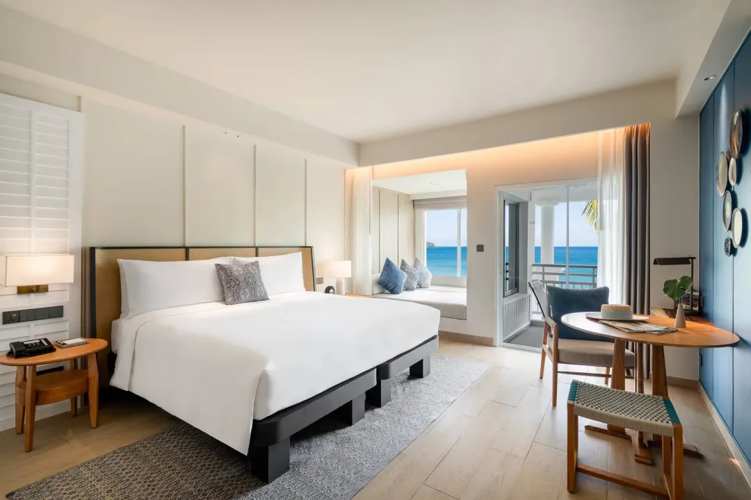 Ocean Front Balcony - King Bed