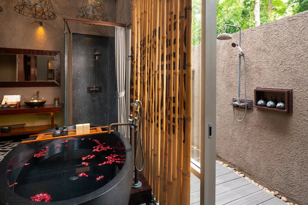 Keemala-Clay-Pool-Cottage-Outdoor-shower