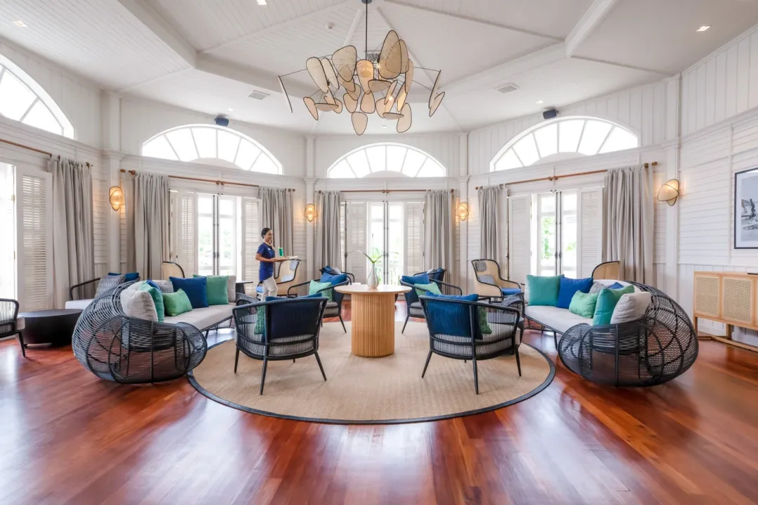 Voyager 47 Club Lounge