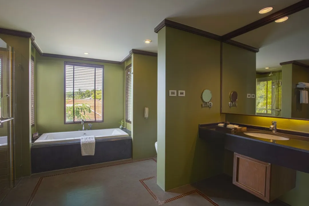 Deluxe Hillside - Bathroom