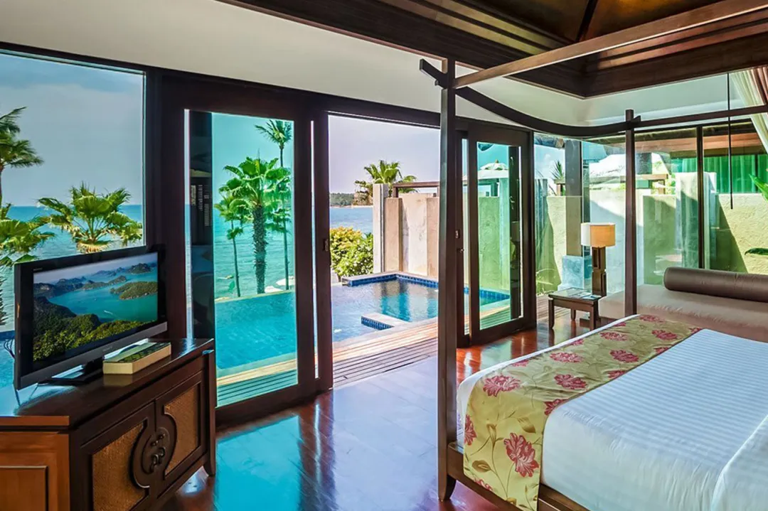 Pool Villa Beachside Seaview - Bedroom with Pool View