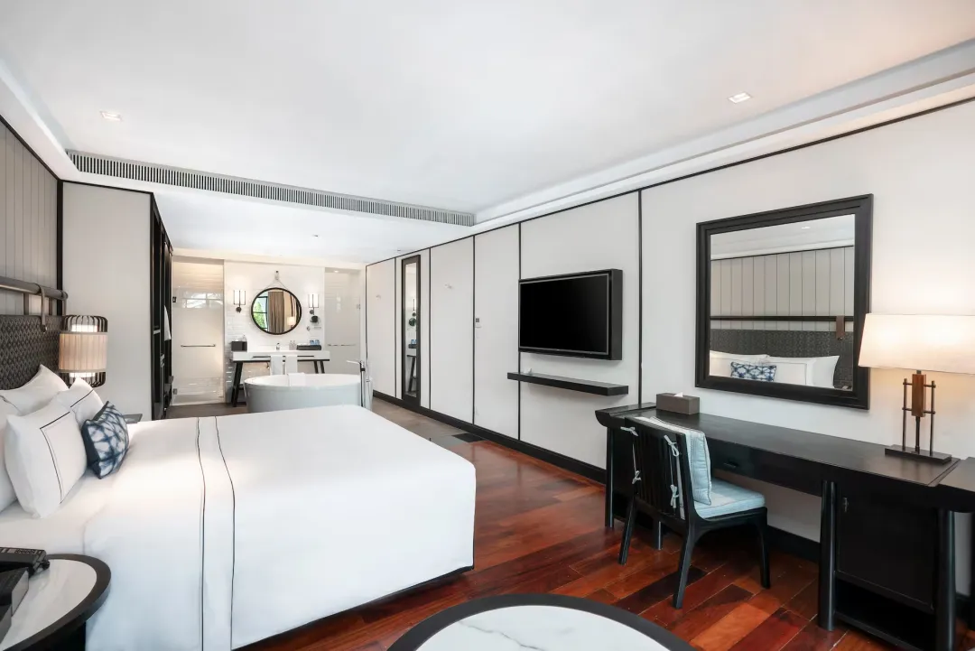 Premium Poolside Room-King Bed