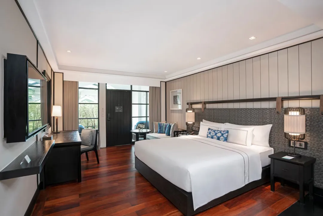 Premium Poolside Room-King Bed View