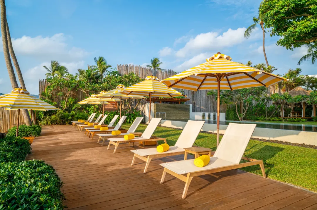 Buri-Rasa-Village-Pool-Beds