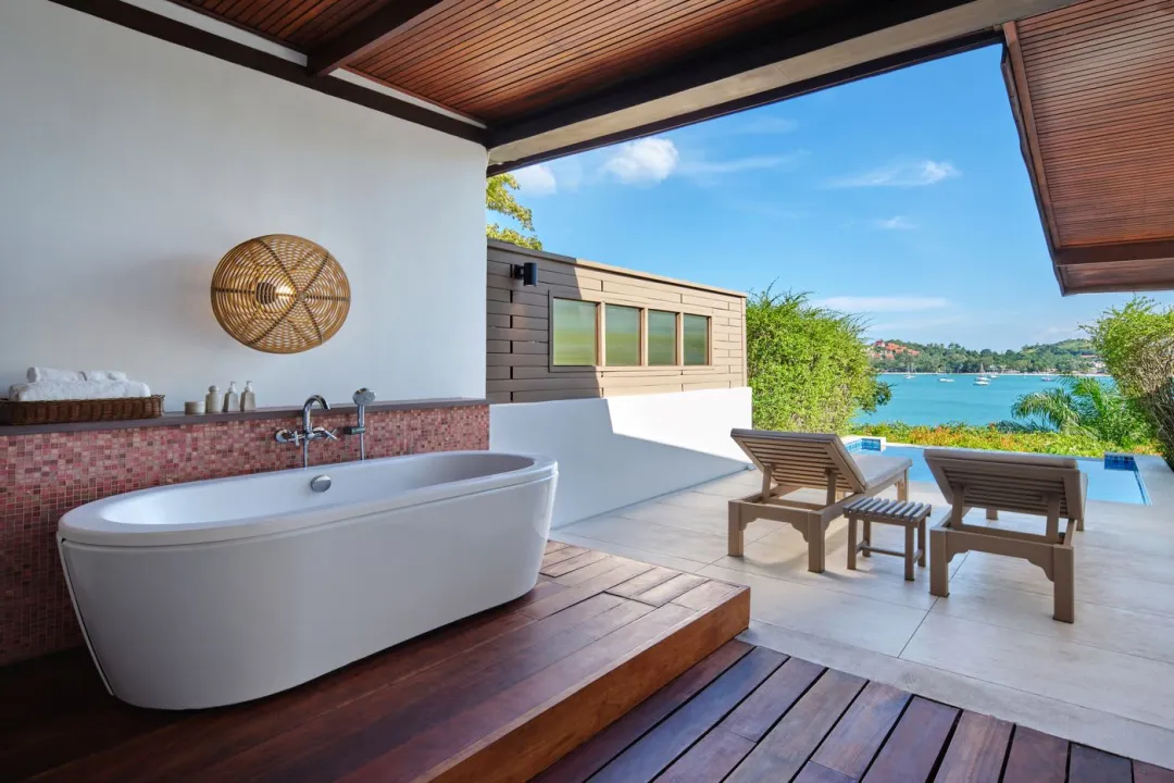 Seaview Hillside Pool Suite - Bathtub
