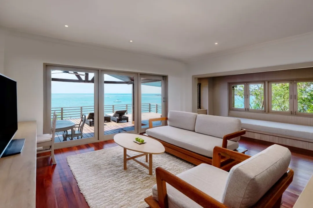 Grand Seafront Villa - Living Room