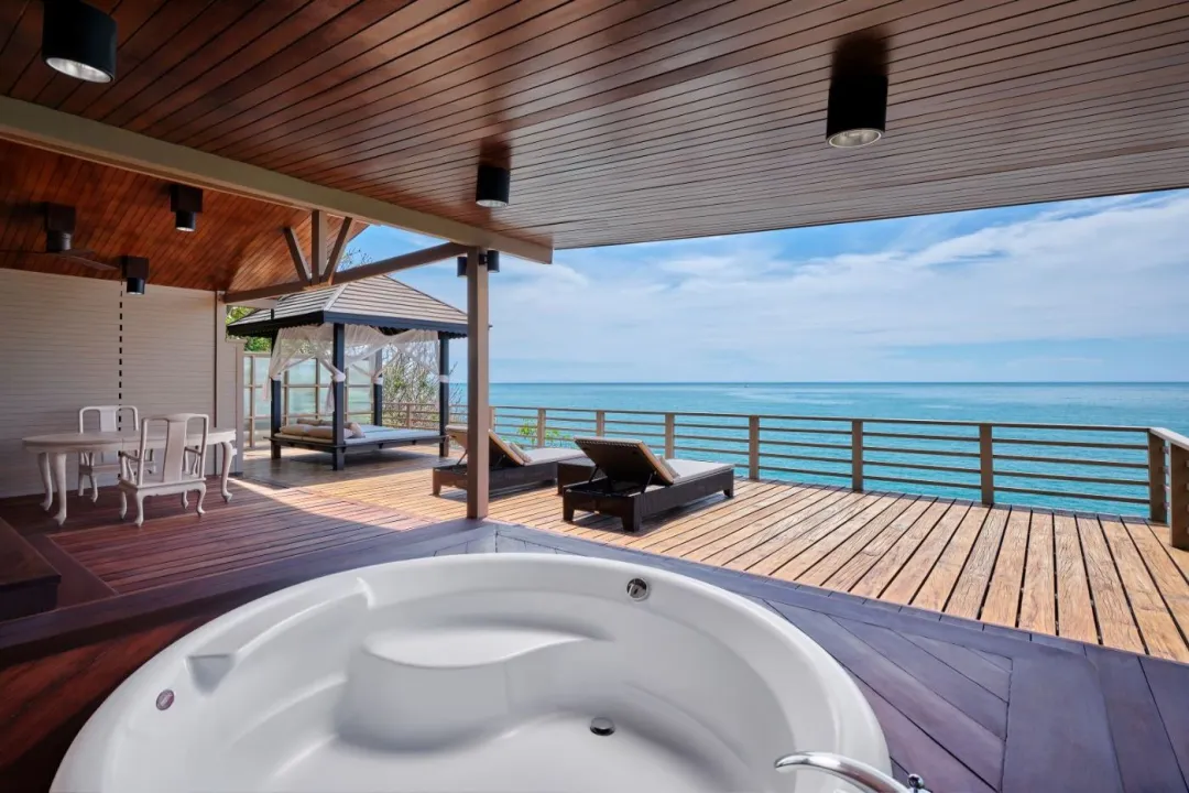 Grand Seafront Villa - Jacuzzi with Sea View