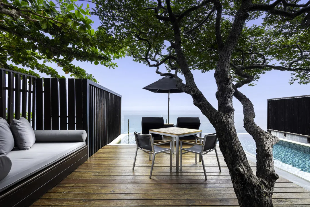 Ocean Front Pool Villa - Pool Lounge