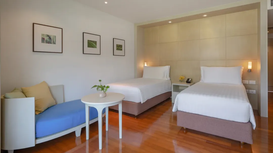 Superior Pool Side - Twin Bed