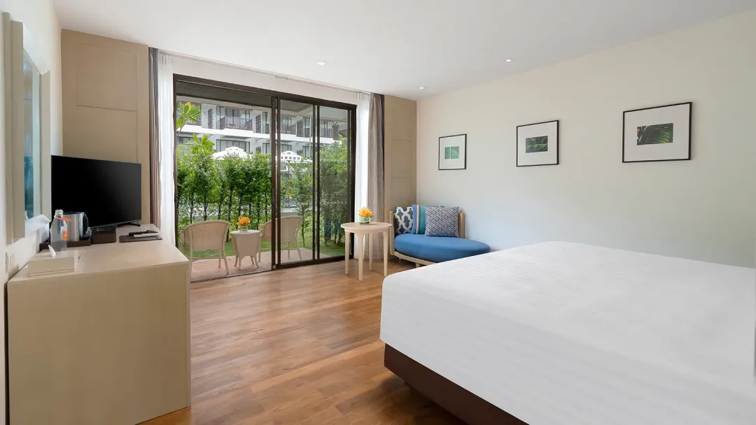 Tropical Pool Side Connecting - King Bed with View