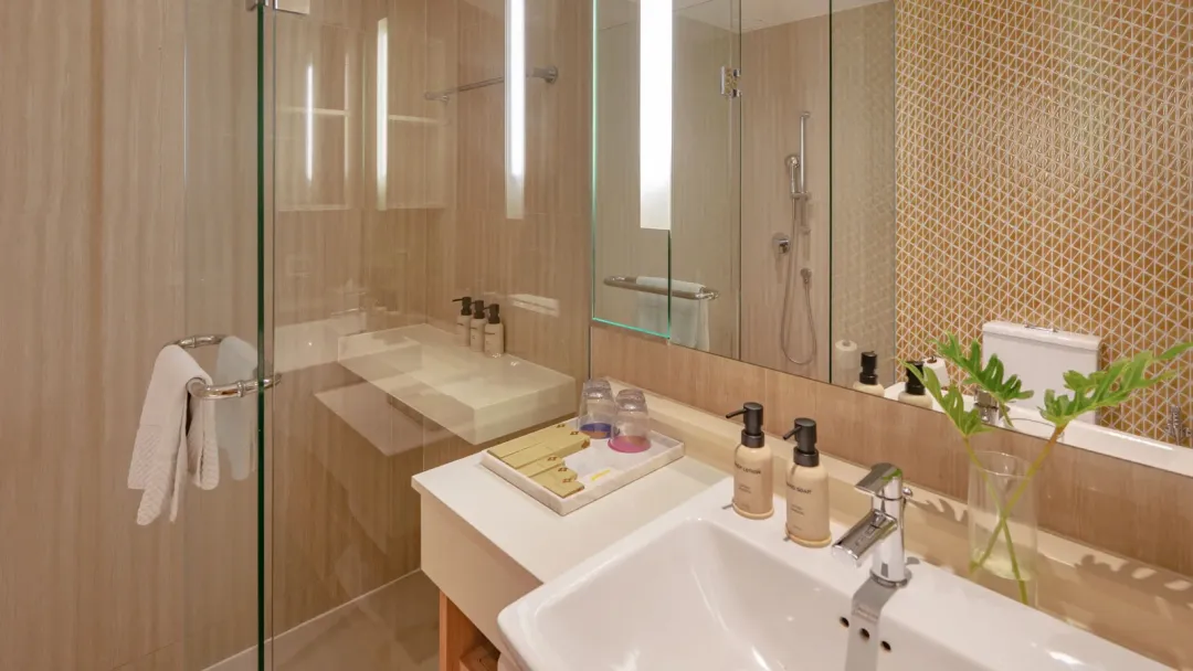 Deluxe Pool View - Bathroom