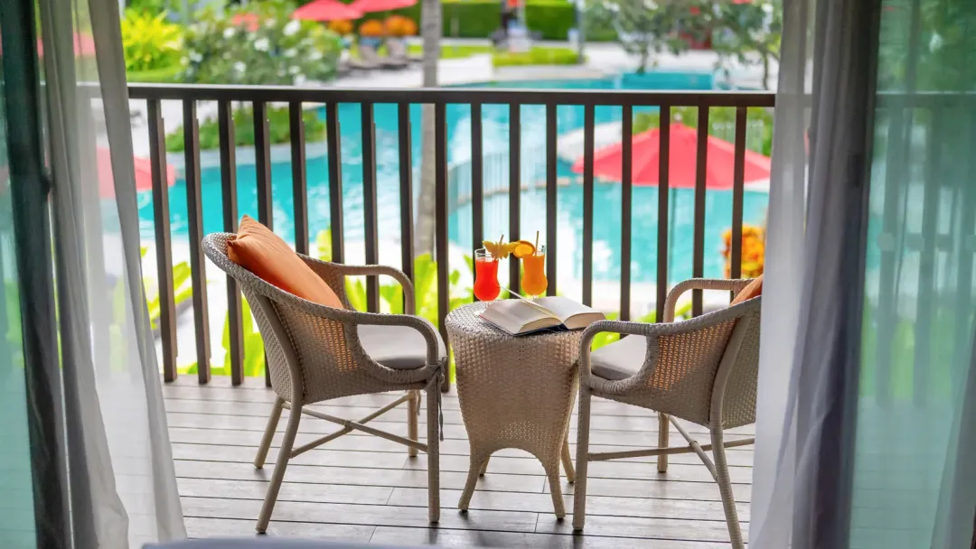 Deluxe Pool View - Balcony Lounge