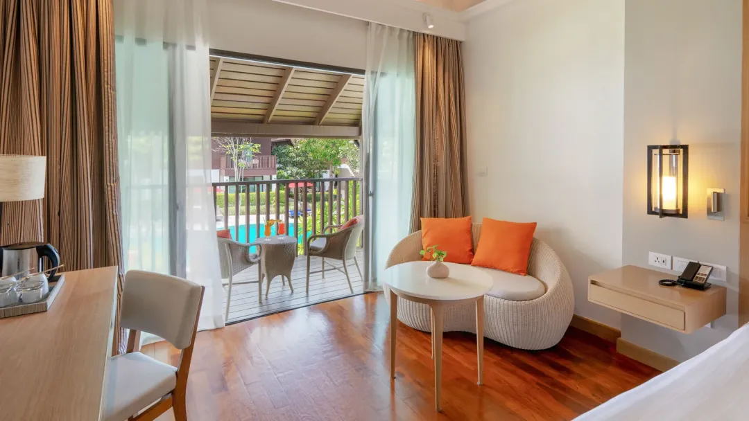 Deluxe Pool View - Seating Aeria