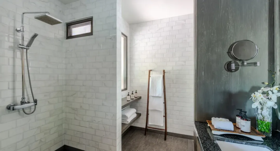 Family Suite - Bathroom