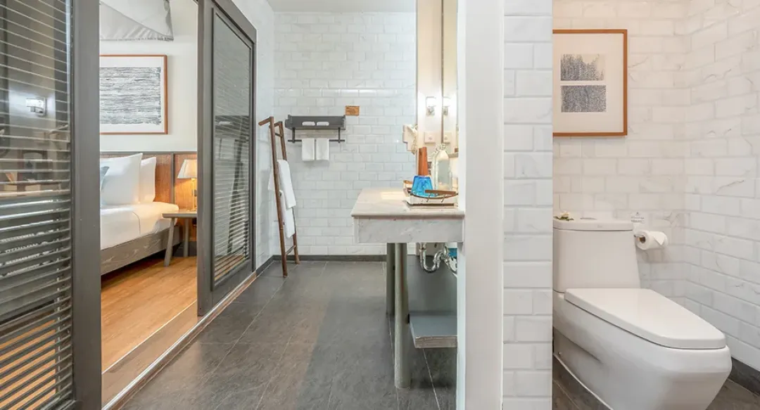 Pool Suite - Bathroom