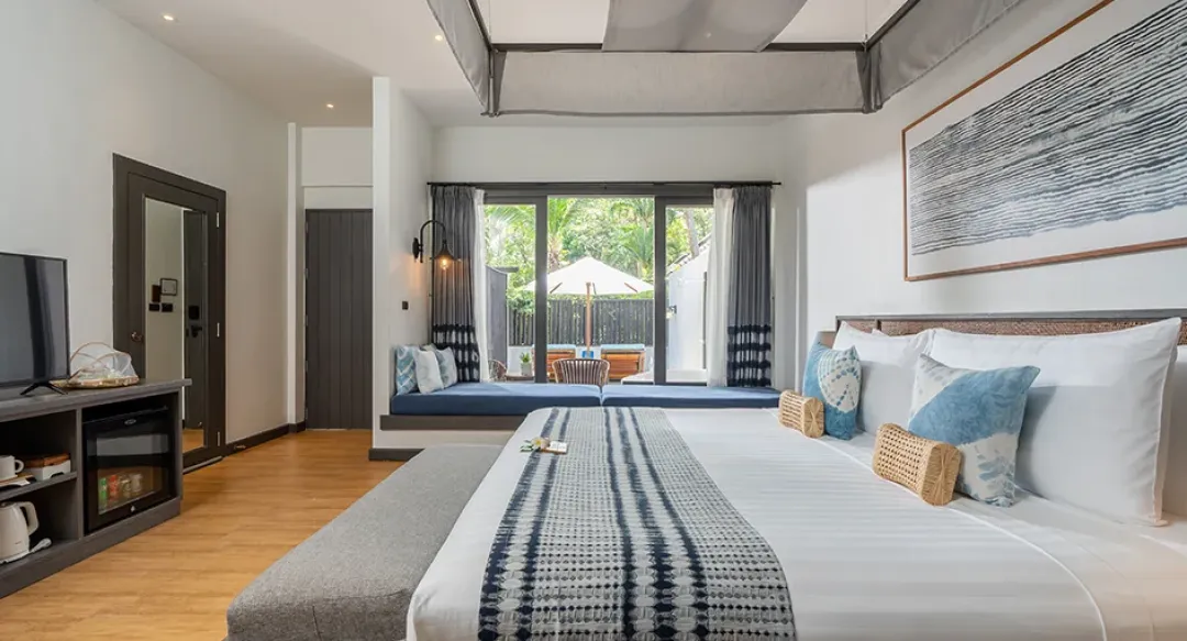 Pool Suite - King Bed View