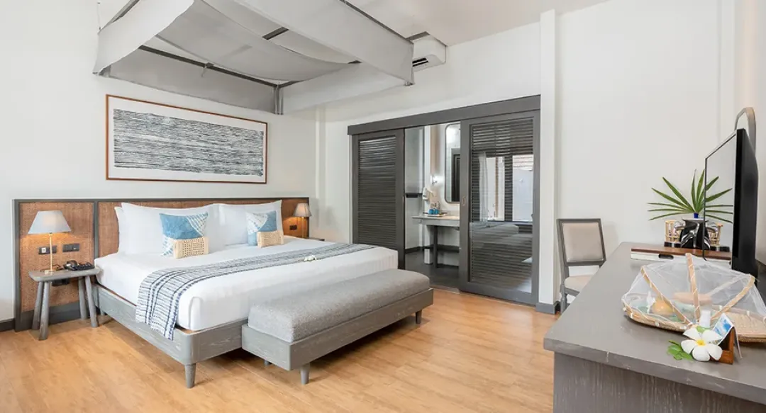 Pool Suite - King Bed