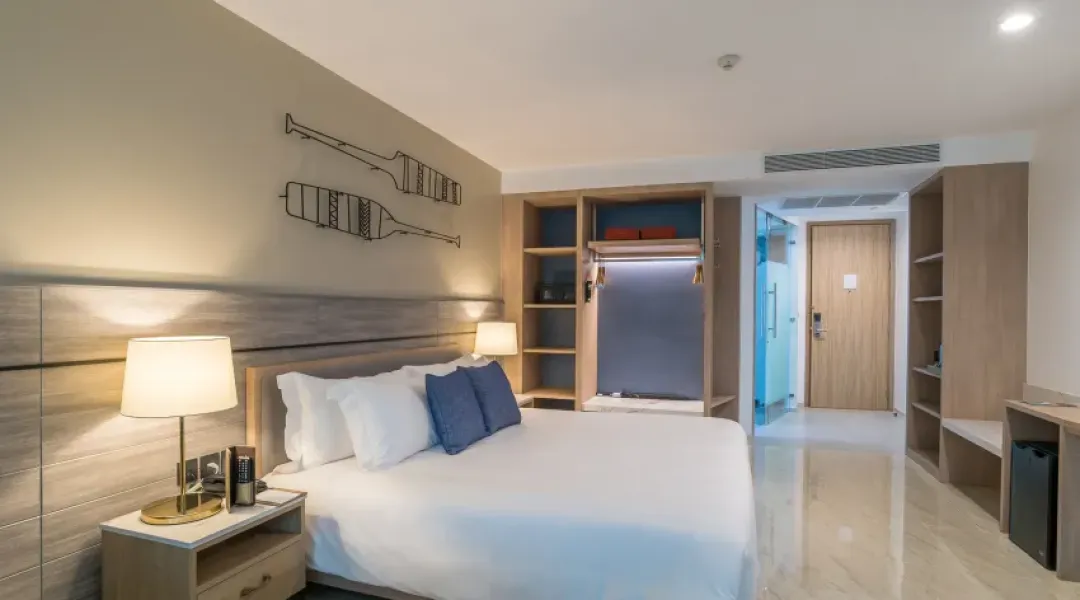 Deluxe Pool Access Room - King Bed